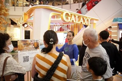 Guests enjoy visiting the Galaxy Macau booth. (PRNewsfoto/Galaxy Macau)