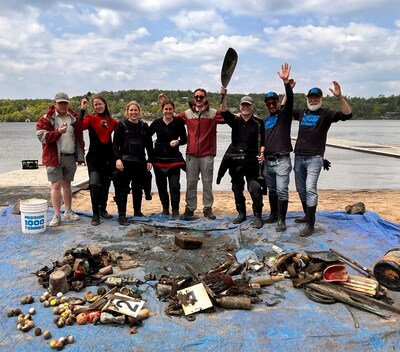 L'opration de nettoyage effectue par les plongeurs de l'Aquarium du Qubec dans le lac Beauport a permis d'amasser 125 livres de dchets. (Groupe CNW/Socit des tablissements de plein air du Qubec)