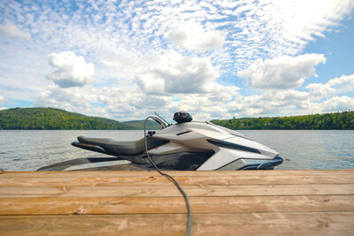 Motomarine Orca Carbon en recharge sur un quai (Groupe CNW/Corporation Moteurs Taiga)
