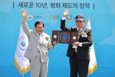 A Korean War Veteran Presents a Plaque of Appreciation to Chairman Lee for His Work of Peace.