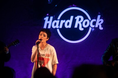 O parceiro “Love Out Loud” Halsey do Hard Rock International começou o mês do orgulho LGBTQIA+ no Hard Rock Café London Old Park Lane com uma apresentação VIP e doação memorável para a famosa coleção da Hard Rock. (Crédito da foto: Jasmine Safaeian) (PRNewsfoto/Hard Rock International)