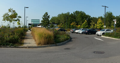 The parking lot at the Bibliothque du Bois, Canada's first LEED Platinum-certified library in 2015, features four parking spaces equipped with electric vehicle charging stations. Saint-Laurent is now taking eco-responsible parking one step further. (CNW Group/Ville de Montral - Arrondissement de Saint-Laurent)
