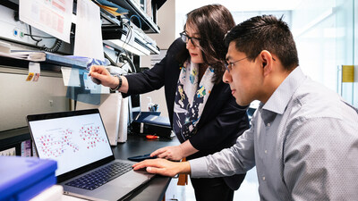 Katerina Akassoglou (left) and Andrew Mendiola (right) show how blood makes the brain’s immune cells toxic, pointing to new treatments for Alzheimer’s disease and multiple sclerosis. Photo: Michael Short/Gladstone Institutes