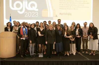 Martine Biron, ministre des Relations internationales et de la Francophonie et ministre responsable de la Condition féminine et Jean-Stéphane Bernard, PDG de LOJIQ, entourés des lauréates et lauréats de la 10e édition des Prix LOJIQ. (Groupe CNW/Les Offices jeunesse internationaux du Québec)