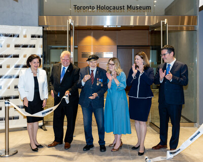 De gauche  droite) Naomi Azrieli, prsidente et directrice gnrale de la Fondation Azrieli, Doug Ford, premier ministre de l'Ontario, Nate Leipciger, survivant de l'Holocauste, confrencier et ducateur, Dara Solomon, directrice gnrale du Muse de l'Holocauste Toronto, Jennifer McKelvie, mairesse adjointe de la Ville de Toronto, et Adam Minsky, prsident-directeur gnral de la Fdration UJA du Grand Toronto, coupent le ruban lors de l'inauguration officielle du Muse de l'Holocauste Toronto. 
Photo : Vito Amati (Groupe CNW/Toronto Holocaust Museum)