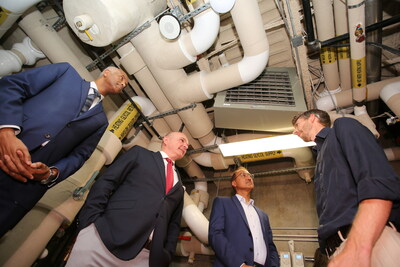 Le ministre Hussen, le ministre Boissonnault et le maire Sohi apprennent comment le bâtiment est chauffé et refroidi grâce à l'énergie géothermique, qui fait partie du bâtiment Net Zero Energy Ready (NZER). (Groupe CNW/Gouvernement du Canada)