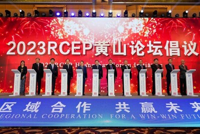 A foto fornecida mostra que as associações empresariais participantes publicaram em conjunto a RCEP Huangshan Forum Initiative 2023 (PRNewsfoto/Xinhua Silk Road)