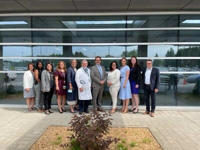 de gauche à droite: Caroline Ducharme, directrice des services multidisciplinaires, CISSS; Stéphanie Télémaque, cheffe des activités respiratoires, CHDL - CISSS; Véronique Ménard, cheffe des services ambulatoires et de la médecine de jour, CHDL - CISSS; Mélanie Gignac, directrice adjointe des services multidisciplinaires, CISSS; Pascalle Perreault, directrice des services de santé physique de proximité, CHDL - CISSS; Dr Simon Kouz, chef du département de médecine spécialisée, CISSS; François St-Louis, député de Joliette; Maryse Poupart, présidente-directrice générale, CISSS; Renelle Nicoletti, co-présidente du CA de la Fondation pour la Santé du Nord de Lanaudière; Stéphanie Morin, co-présidente du CA de la Fondation pour la Santé du Nord de Lanaudière; Philippe Ethier, président-directeur général adjoint, CISSS (Groupe CNW/Cabinet du ministre de la Santé)