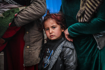 Children and families queue in front of a UNICEF mobile clinic in northeast Syria. (CNW Group/UNICEF Canada)