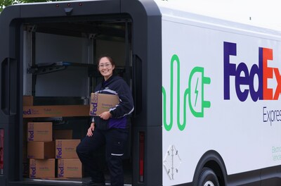 FedEx Express Canada team member loading a new Zevo 600 electric vehicle. (CNW Group/Federal Express Canada Corporation)