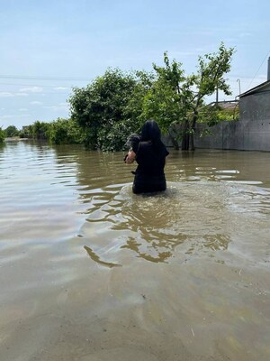 Ukrainian Flood Rescue Workers help stranded dog. (Photo credit - Happy Paw/UAnimals)