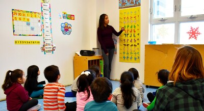 A Teachers For Learning--Gakinaamaage teacher instructs children in a Northern Canada First Nations classroom (CNW Group/BMO Financial Group)