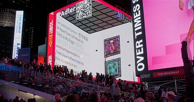 A galeria 3D da Adler na Times Square em Nova Iorque reflete mensagens digitadas no celular. (PRNewsfoto/Adler)