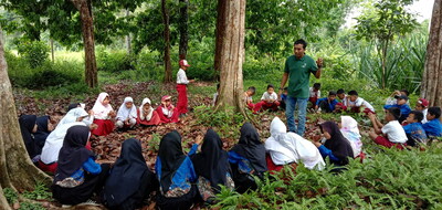 In partnership with the Frankfurt Zoological Society, Forests for People runs a Mobile Education Unit in the Bukit Tigapuluh Ecosystem to educate students and local farmers on the importance of protecting this fragile and ecologically significant ecosystem.