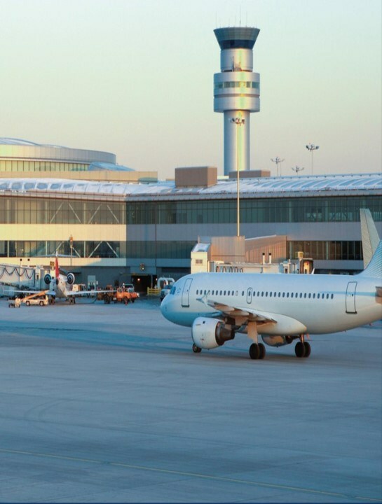 An airplane taxis at Pearson International Airport. (CNW Group/Unifor) An airplane taxis at Pearson International Airport. (CNW Group/Unifor)