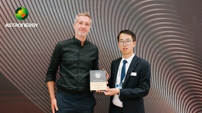 Jack Zhou (right), Head of Astronergy Global Product Management, receives the gold 'Trust Mark’ from Ariel Re on June 15 at the Intersolar Europe 2023.