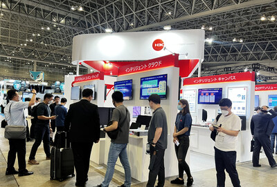 Numerous customers and partners visit H3C’s booth for hands-on experiences and engaging discussions (PRNewsfoto/H3C)