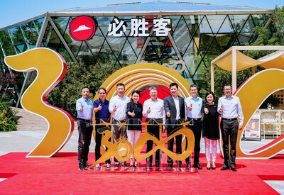 Yum China’s senior management team and employees celebrate Pizza Hut’s 3,000th store in China in Qinhuangdao, Hebei province