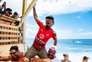 Hurley)( Pro Surfer Filipe Toledo Wins Surf City El Salvador Pro