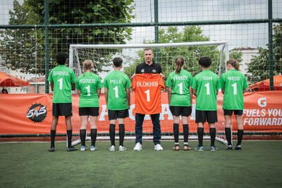 Andriy Shevchenko and young players from Gatorade’s 5v5 global final in Istanbul (Türkiye) pay homage to their role models (PRNewsfoto/Gatorade)