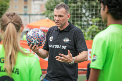 Andriy Shevchenko delivering a team talk to players at the Gatorade 5v5 football tournament in Istanbul, Türkiye