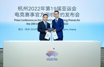 Vice President of Branding at vivo, Mr. Jia Jingdong (right side), officially delivered the iQOO 11S to HAGOC (PRNewsfoto/vivo)