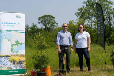 Pictured (left to right): Greenbelt Foundation CEO Edward McDonnell and Forests Ontario CEO Jess Kaknevicius (CNW Group/Forests Ontario)