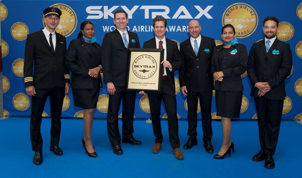 Air Transat team: Pierre-Olivier Lauret, Pilot, Claudia Obed Larosilière, Flight Director, Frédéric Nappert, Specialist, Systems and Standards, Marc-Philippe Lumpé, Chief Operations Officer, Stéphane Sanche, Flight Director, Anupreet Kaur, Inflight Supervisor, and Nicolas Sarganis, Flight Attendant (CNW Group/Transat A.T. Inc.)