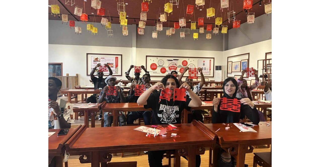 Ausl&auml;ndische Studierende erleben traditionelle Scherenschnittkunst in Linqu, Shandong