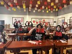 Ausländische Studierende erleben traditionelle Scherenschnittkunst in Linqu, Shandong