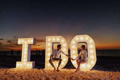 Couple on Eagle Beach