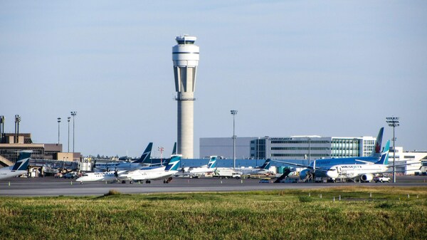 Airplanes parked on tarmac at a Canadian airport. (CNW Group/Unifor) Airplanes parked on tarmac at a Canadian airport. (CNW Group/Unifor)