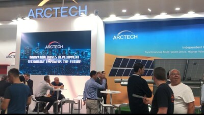 El equipo de Arctech sosteniendo animadas conversaciones con los clientes. (PRNewsfoto/Arctech)