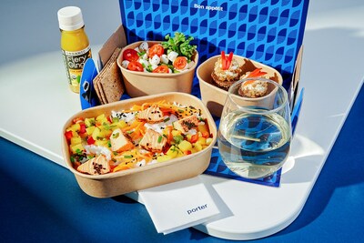 Porter’s elevated passenger experience includes complimentary beer and wine served in glassware, and premium snacks. Free, fast streaming WiFi is also available on the E195-E2 aircraft for all passengers. Fresh meals, pre-mixed cocktails and additional snack options are also available. (CNW Group/Porter Airlines Inc.)