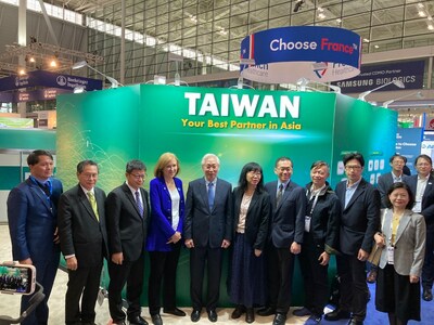 Members of the Taiwan delegation and distinguished guests participating in BIO 2023 at the Taiwan Pavilion.