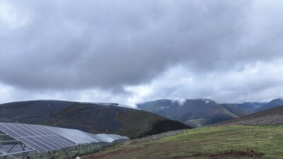 Uma foto captura a usina solar 1000 MW Kela na China, que é a maior usina hidrelétrica-solar do mundo e tem uma instalação de módulos 523,1 MW Astroenergy PV.