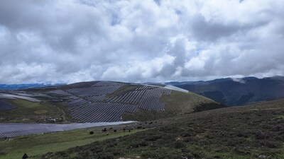 Uma foto captura a usina solar 1000 MW Kela na China, que é a maior usina hidrelétrica-solar do mundo e tem uma instalação de módulos 523,1 MW Astroenergy PV.