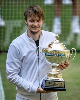Alexander Bublik with the Terra Wortmann Open Cup. Source: Terra Wortmann Open Tournament