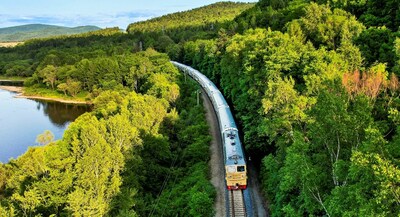 El tren forestal abre un nuevo camino para el turismo en el noreste de China. (PRNewsfoto/Heilongjiang Yichun Forest Industry Group Co., Ltd.)