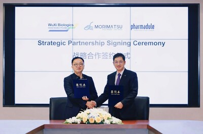 Chris Chen, CEO of WuXi Biologics (Left); Mr. Weihua Tang, CEO of Morimatsu LifeSciences (Right)