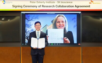 Jaeyong Ahn, CEO of SK bioscience (left) and Professor Sharon Lewin, Director of the Doherty Institute at the signing ceremony on June 26, 2023.