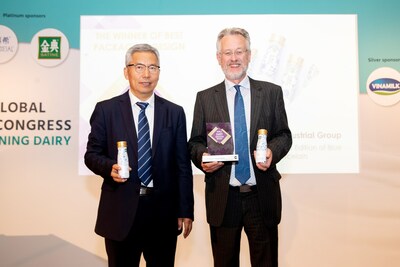 Dr. Yun Zhanyou, Vice President of Yili Group, and Dr. Gerrit Smit, Managing Director of the Yili Innovation Center Europe, attending the award ceremony. (PRNewsfoto/Yili Group)