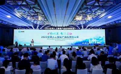 La foto muestra que Global AI Product 2023 y Application Expo comenzaron el domingo en la ciudad de Suzhou, provincia de Jiangsu, en el este de China.