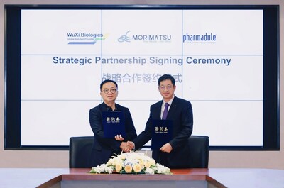 Chris Chen, director ejecutivo de WuXi Biologics (izquierda); el Sr. Weihua Tang, director ejecutivo de Morimatsu LifeSciences (Right) (PRNewsfoto/Morimatsu LifeSciences)