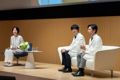  Kiyoshi Sato, Clé de Peau Beauté Chief Technology Officer and Dr. Shinobu Nakanishi, Research Scientist at Clé de Peau Beauté Laboratory present the first visualization of the skin gene network, showcasing skin as a ‘thinking organ’ that operates independently from the brain
