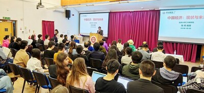 Le professeur Hai donnant une confrence sur l'conomie chinoise (PRNewsfoto/Peking University HSBC Business School)