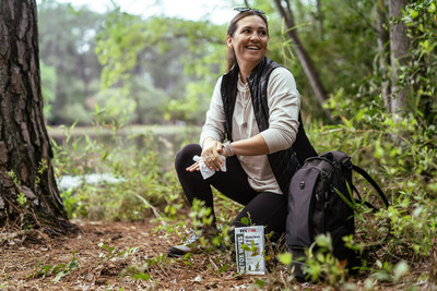 Hiker using Tecnu Detox Wipes to remove poison ivy oil while on the trail.