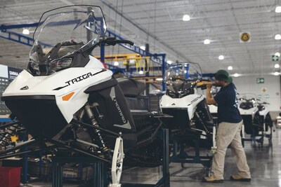 Production de motoneiges Nomad  l'usine de Montral de Taiga (Groupe CNW/Corporation Moteurs Taiga)