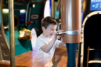 Peer through periscopes, crank a propeller and so much more at Voyage to the Deep: Underwater Adventures. Don’t miss ocean-related programs and events all summer long at the Ontario Science Centre. (CNW Group/Ontario Science Centre)