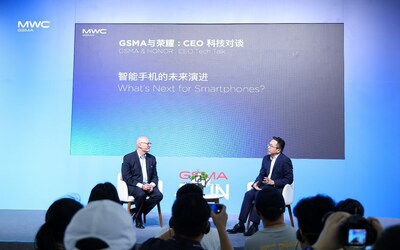 John Hoffman, CEO of GSMA, Ltd., and George Zhao at CEO Tech Talk (PRNewsfoto/HONOR)
